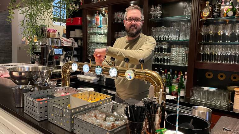 Eigenaar Gijs Verkuijl van restaurant Vuur & Vlam bereidt zich voor op de heropening (foto: Imke van de Laar).