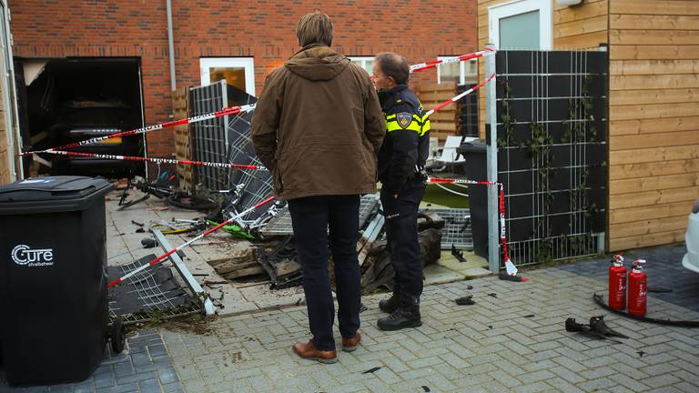 De politie doet onderzoek bij het huis aan de Fagotstraat (foto: Arno van der Linden/SQ Vision).