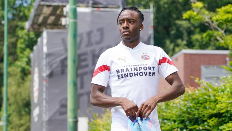 Noni Madueke bij de eerste training van het seizoen (Foto: ANP)