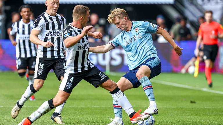 Damon Mirani van Heracles Almelo, Cisse Sandra van Willem II in duel (foto: ANP)