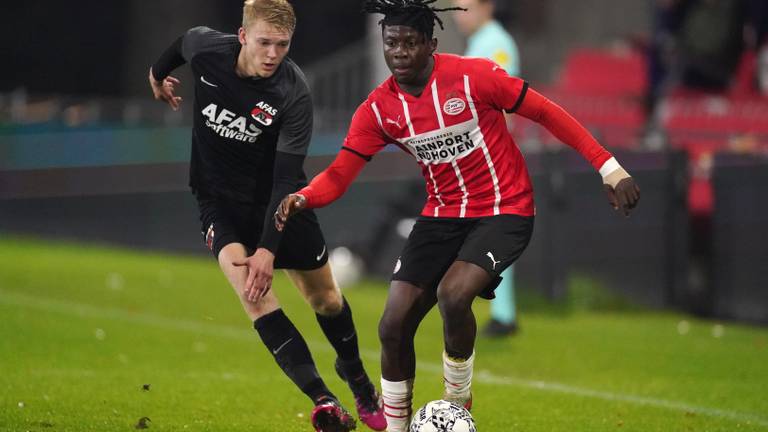 Johan Bakayok van PSV en Tijs Velthuis van Jong AZ (foto: Orange Pictures).