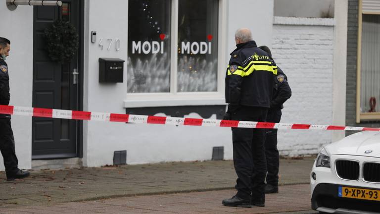 Vanwege de geloste schoten op de zaak in Bergen op Zoom werd de omgeving afgezet (foto: Christian Traets/SQ Vision).