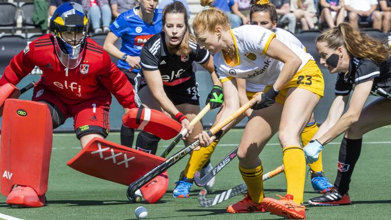 Margot van Geffen (HC Den Bosch) in duel met Amsterdamse keepster Anne Veenendaal (Foto: ANP).