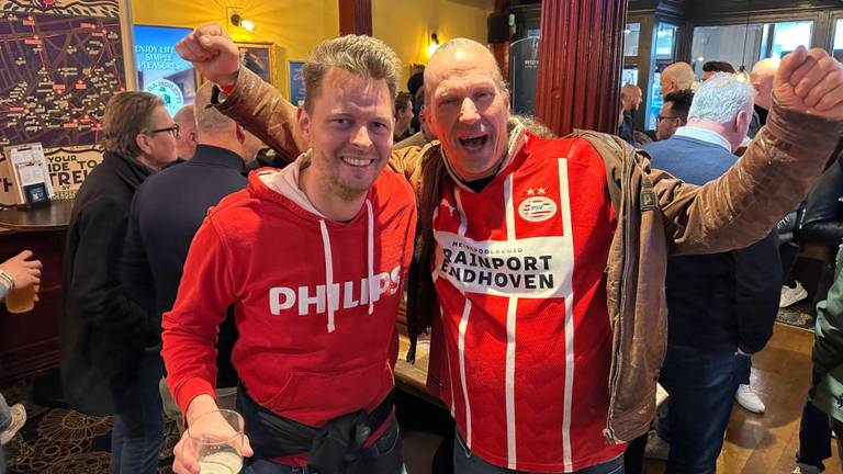 Laurence (links) en Frank (rechts) in de pub voor de wedstrijd tegen Arsenal (foto: Yannick Wezenbeek).