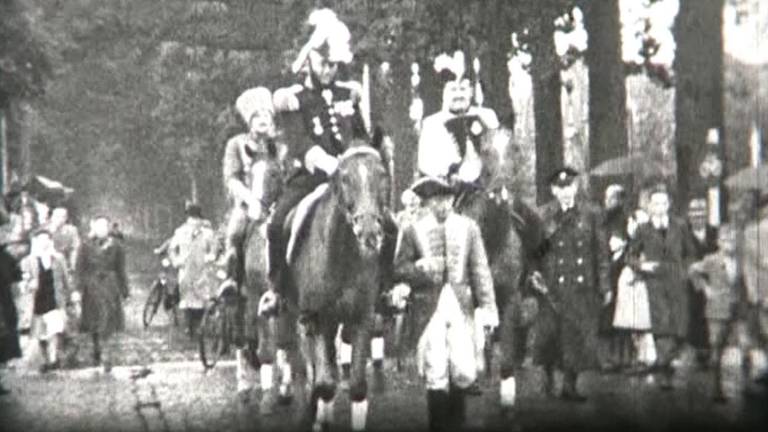 De nagespeelde aankomst van koning Willem II in Tilburg in 1948. (beeld: Regionaal Archief)