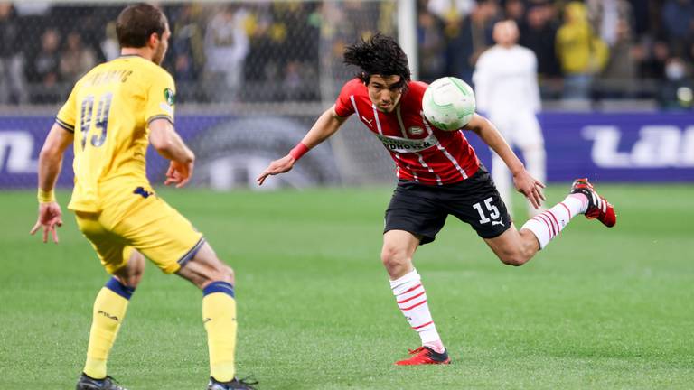 Erick Gutiérrez kopt de bal in de wedstrijd tegen Maccabi Tel Aviv (Foto: OrangePictures)