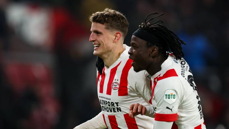 Doelpuntmaker Guus Til viert zijn goal samen met aangever Johan Bakayoko (foto: OrangePictures).