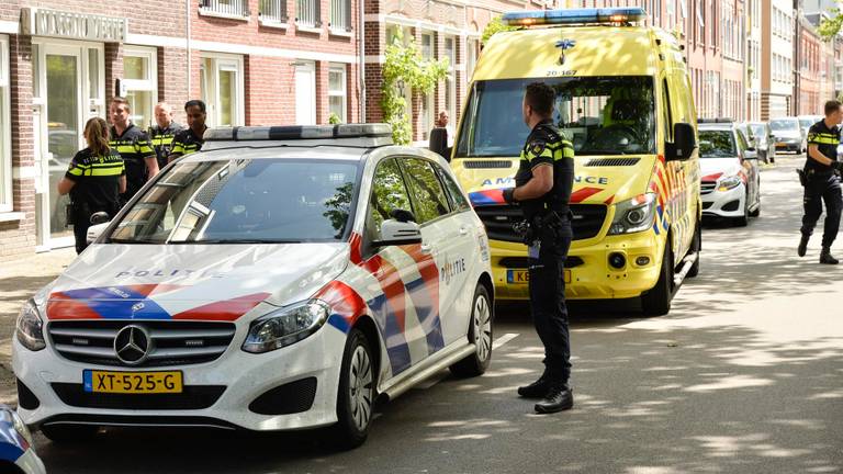 Vanwege de verwarde man werd de politie opgeroepen en kwam een ambulance naar de Nieuwe Boschstraat in Breda (foto: Perry Roovers/SQ Vision).