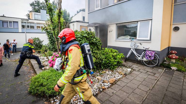 De brandweer redde twee honden uit het huis vol rook (foto: Sem van Rijssel/SQ Vision)