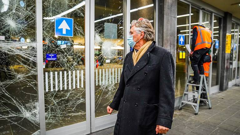Burgemeester Jorritsma op het station in Eindhoven (foto: Sem van Rijssel / SQ Vision).