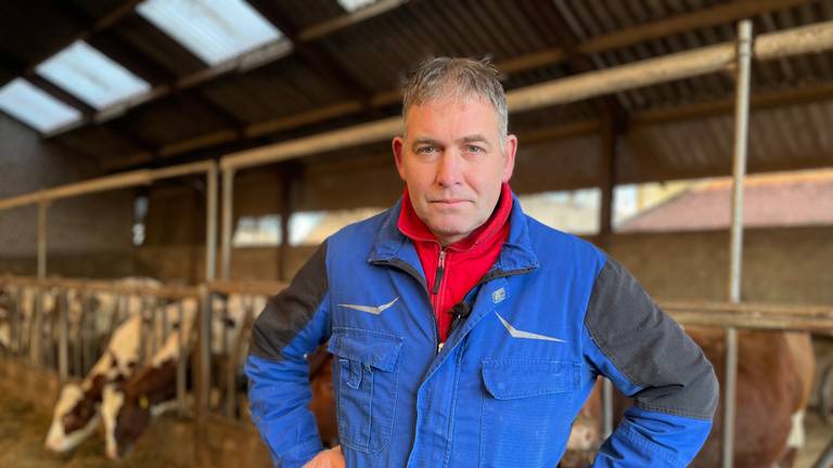 Boer Leo van Velthoven in zijn stal. (Foto: Raymond Merkx)