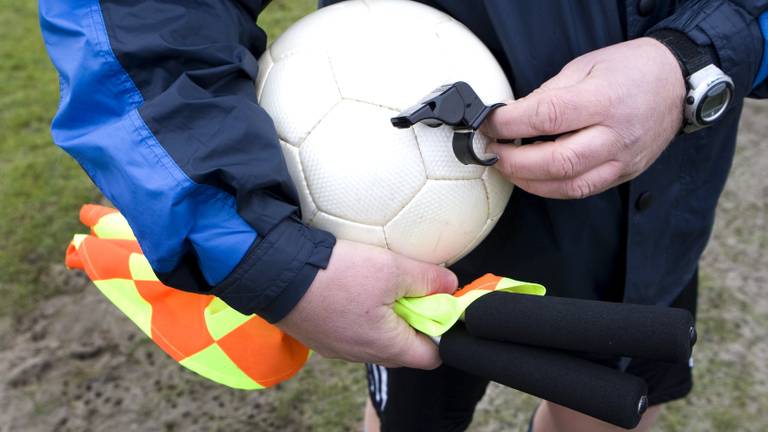 Een scheidsrechter in het amateurvoetbal (foto: Koen Suyk/ANP).