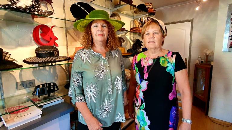 Jeanne en Jeanne verkopen minder hoeden door corona (foto: Dirk Verhoeven).
