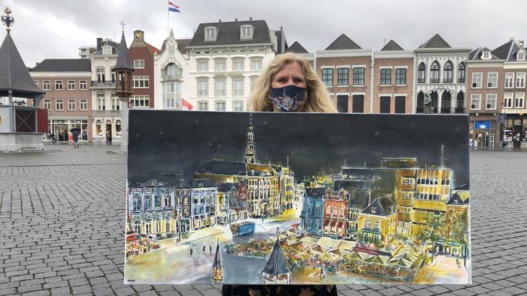Marion met haar schilderij en mondkapje 'markt by night' (foto: Imke van de Laar).