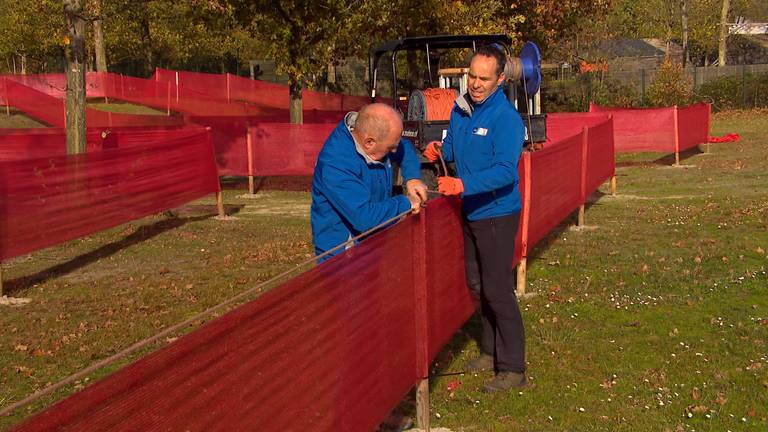 Sportlegendes Rein en Richard zorgen voor een strakke baan (foto: Omroep Brabant).