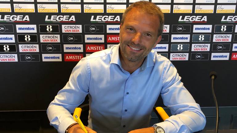 Maurice Steijn tekent zijn contract bij NAC.