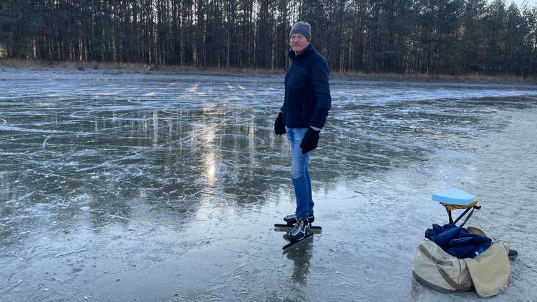 Henk waagt zich op het natuurijs