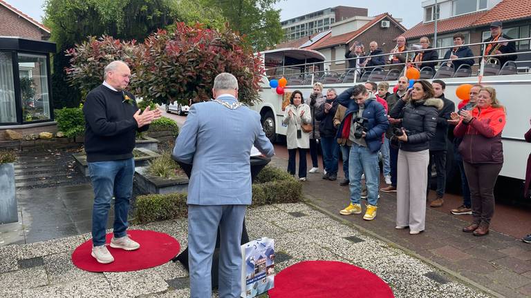 In Veldhoven zocht burgemeester Marcel Delhez gedecoreerden, zoals Eddy Graat (links), op met touringcar en orkestje (foto: Jordy Graat).