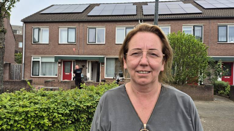 Bewoonster Wilma is blij dat de zonnepanelen mogen blijven. Foto: Omroep Brabant. 