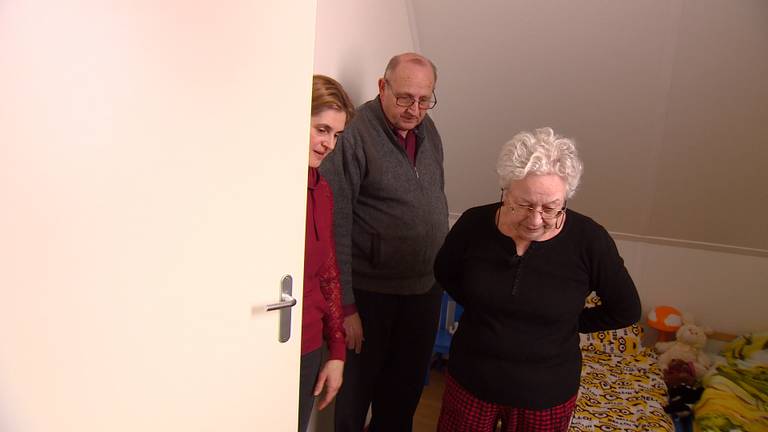 Natalia, Marius en Annemarie laten de kamer van de drie kinderen zien (foto: Omroep Brabant).