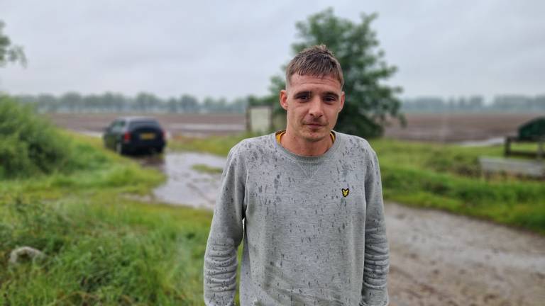 Ralph van Heertum bij zijn auto (foto: Noël van Hooft)