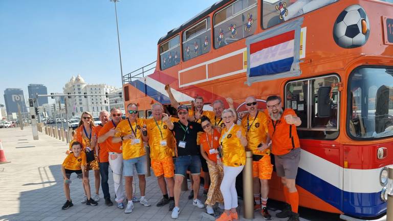 Patrick Sneller (derde man van rechts) bij de oranje bus (foto: Eigen foto).