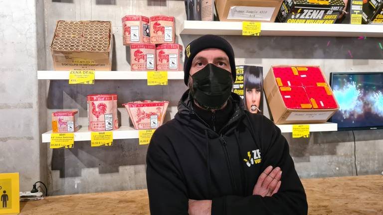 Pedro Kipping (51) in zijn vuurwerkwinkel in Baarle-Hertog (foto: Noël van Hooft)