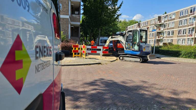 Enexis is volop aan het werk in de Eindhovense wijk Mensfort (foto: Collin Beijk).