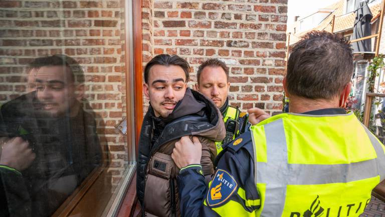 Een 'verdachte' wordt aangehouden tijdens een oefening van de politie in Deurne (foto: Dave Hendriks / SQ Vision). 