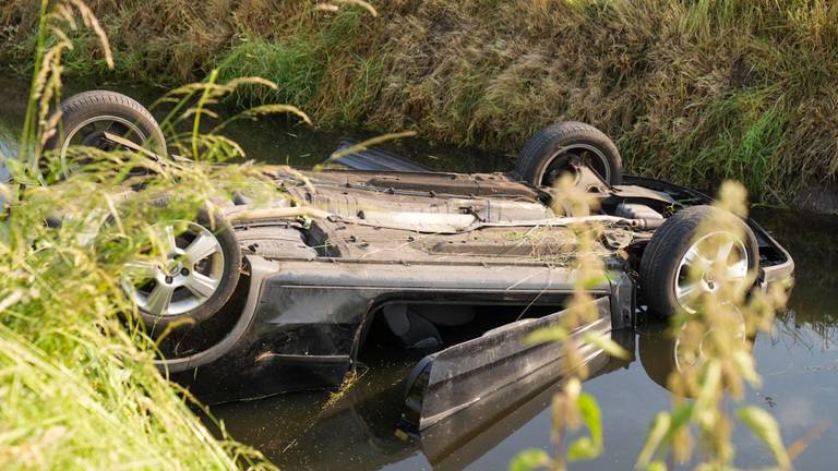 Auto op zijn kop in de sloot (Foto: Harrie Grijseels/SQ Vision)