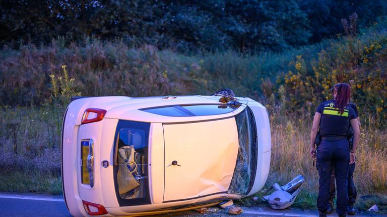 Een agente neemt de gekantelde wagen in Etten-Leur in ogenschouw (foto: Tom van der Put./SQ Vision).