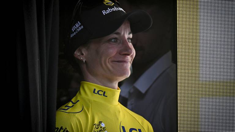 Marianne Vos straalt in het geel na winst in de eerste etappe van de Tour de France Femmes (foto: Julien de Rosa / AFP, via ANP).