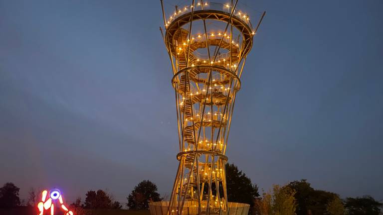 De lichtjes van de Kempentoren werden op Wereldarmoededag aangestoken. (foto: Agnes van der Straaten)