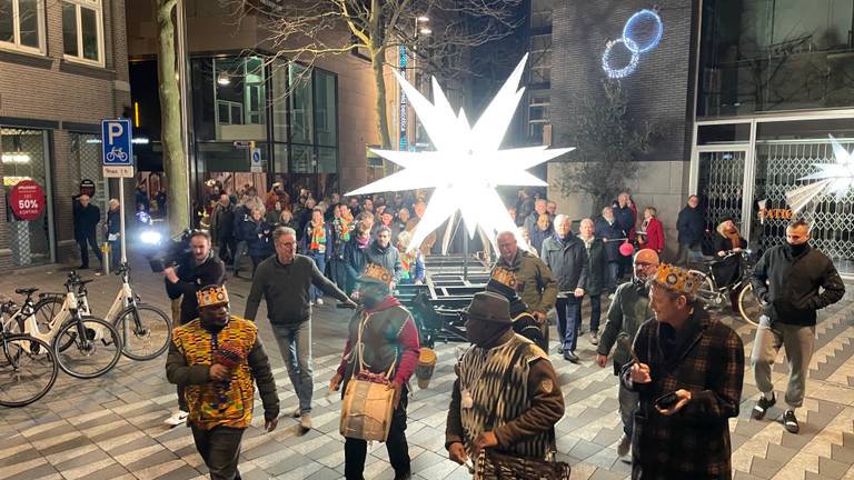 De Sterrentocht trekt door de straten van het Tiburgse centrum (foto: Tom van den Oetelaar).