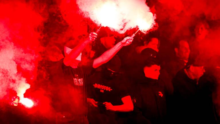 Supporters van Willem II staken fakkels af tegen NEC. (Foto: Broer van den Boom/Orange Pictures)