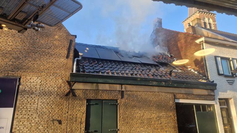 Het vuur is volgens ooggetuigen ontstaan in de zonnepanelen (foto: Noël van Hooft).