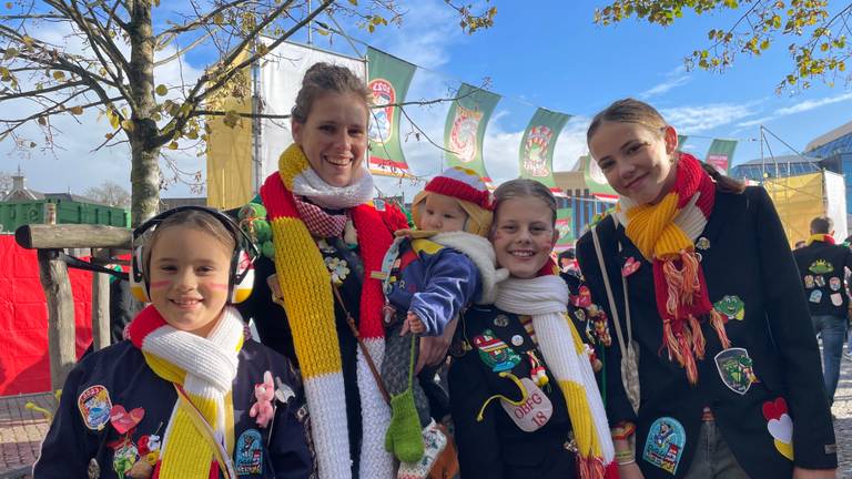 Mooi weer op de Parade in Oeteldonk, Den Bosch (foto: Raymond Merkx).