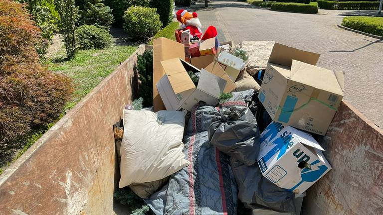 Henk Krol verhuist en zet de inboedel op straat: 'Ze nemen echt álles mee' 