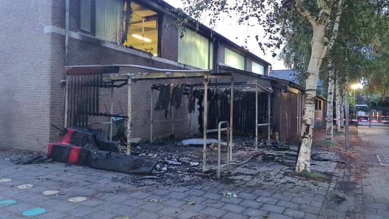 De schade bij de basisschool in Oss waar dinsdagnacht brand woedde (foto: Noël van Hooft)