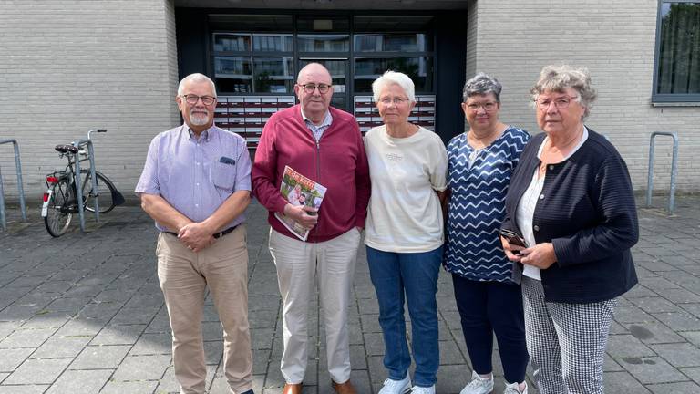 Bewoners voor hun appartementencomplex Grand Arc (foto: Tom van den Oetelaar).