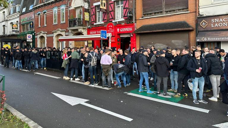 PSV-supporters in Lens. Deze wedstrijd waren er ook ongeregeldheden. (Foto: Yannick Wezenbeek)