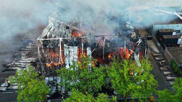 Distributiecentrum verwoest, brand is na 28 uur onder controle