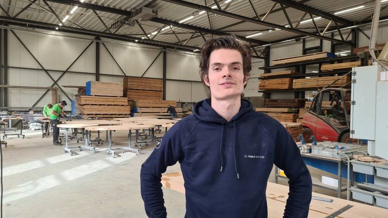 In deze fabriek van Evert Antonissen (24) worden tafels gemaakt (foto: Noël van Hooft)