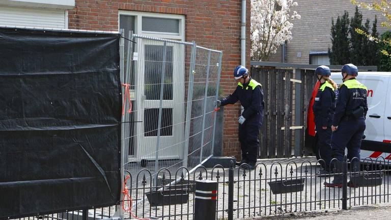 De politie heeft de twee twee-onder-een-kapwoningen afgesloten met een hek.