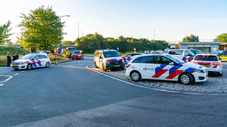 Veel politie-inzet bij de aanhouding van het trio bij de A27 vlakbij Nieuwendijk (foto: Jurgen Versteeg/SQ Vision).