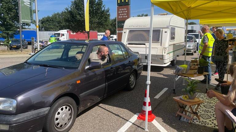 Drukte bij de ANWB-vakantiecheck op Hazeldonk (foto: Tonnie Vossen). 