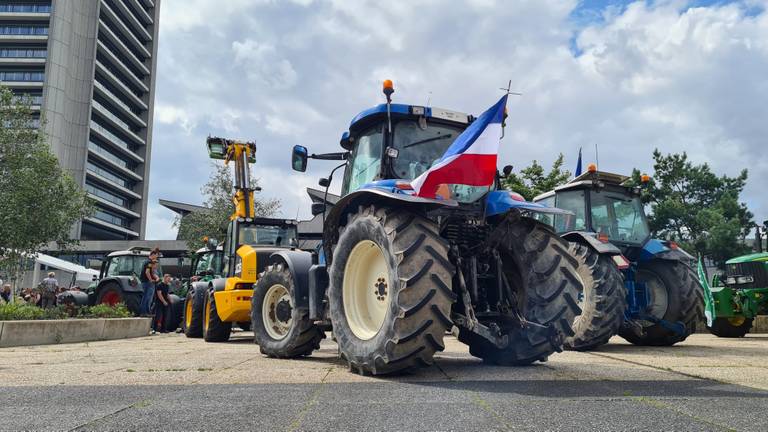 Vorig jaar zomer trokken de boeren ook al eens naar het provinciehuis (Foto: Noël van Hooft)