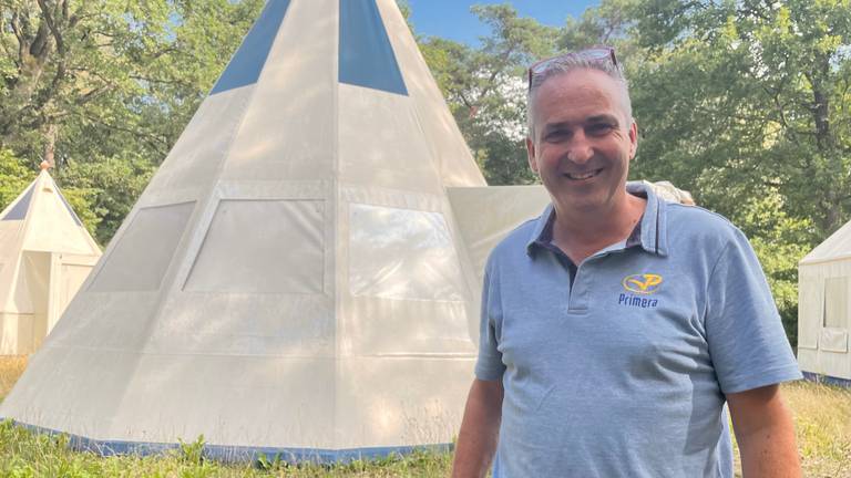 Niels van Elsakker bij een tipi-tent in Calfven (foto: Erik Peeters)