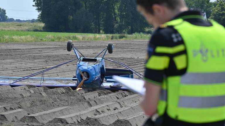 Vliegtuig crasht op akker: 'Er kwamen knallen uit de motor'