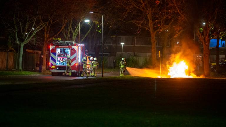 De brandweer tijdens de rellen aan het werk in Roosendaal (archieffoto: Christian Traets/SQ Vision).